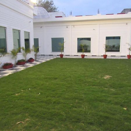 The English Garden Mohali Buitenkant foto