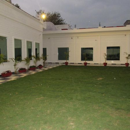 The English Garden Mohali Buitenkant foto