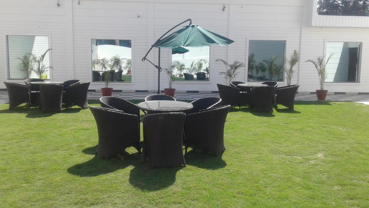 The English Garden Mohali Buitenkant foto