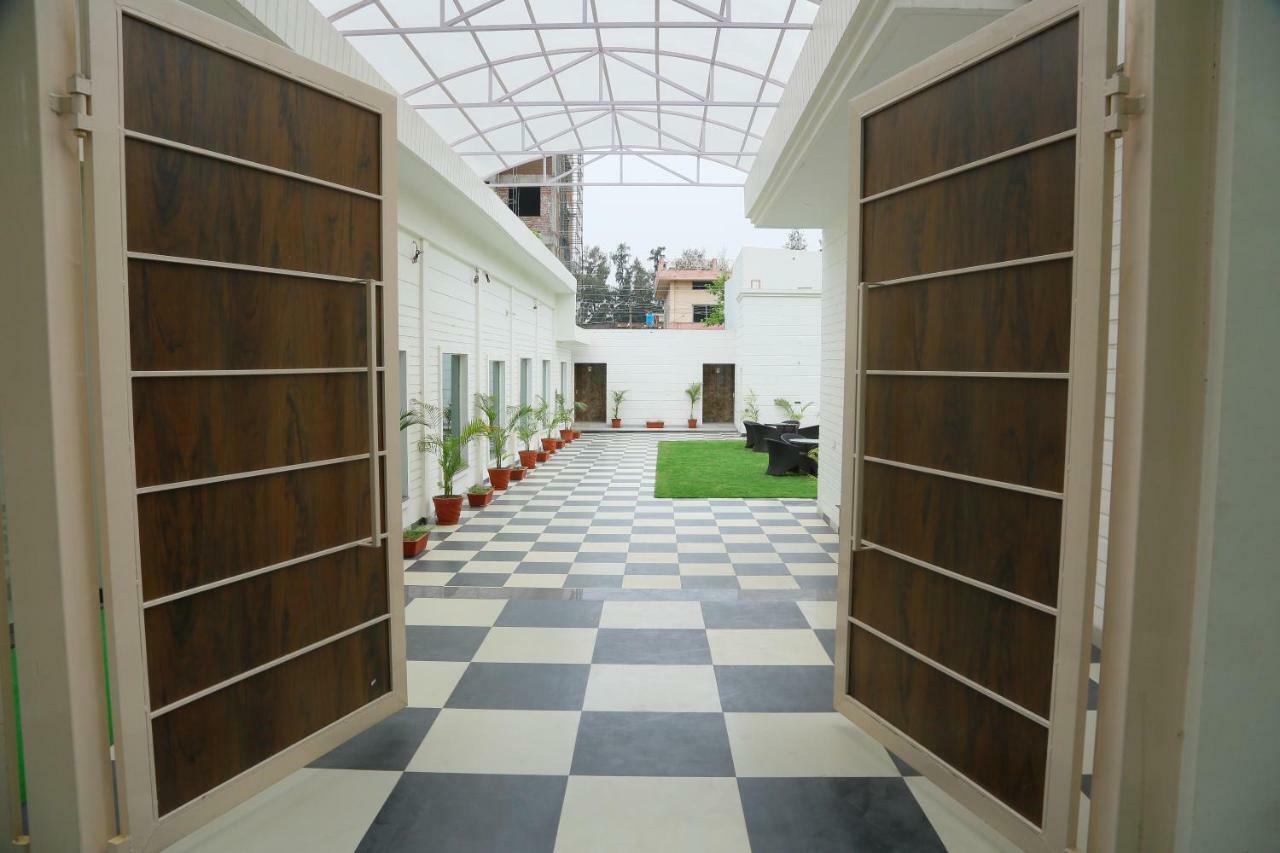 The English Garden Mohali Buitenkant foto