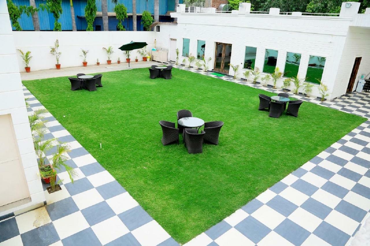 The English Garden Mohali Buitenkant foto